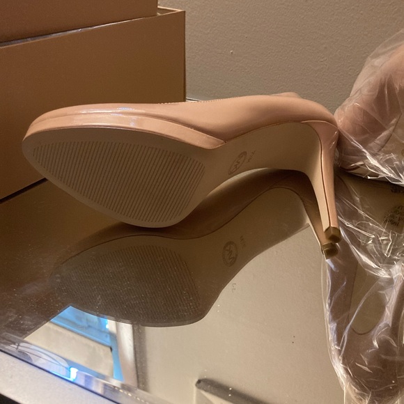 Michael Kors Pumps/Heals - Picture 3 of 5